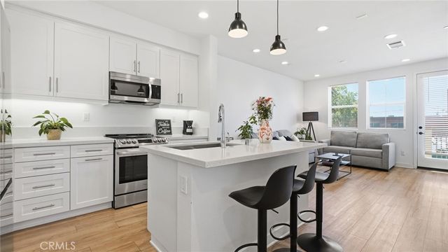 2560 Valentina, Commerce