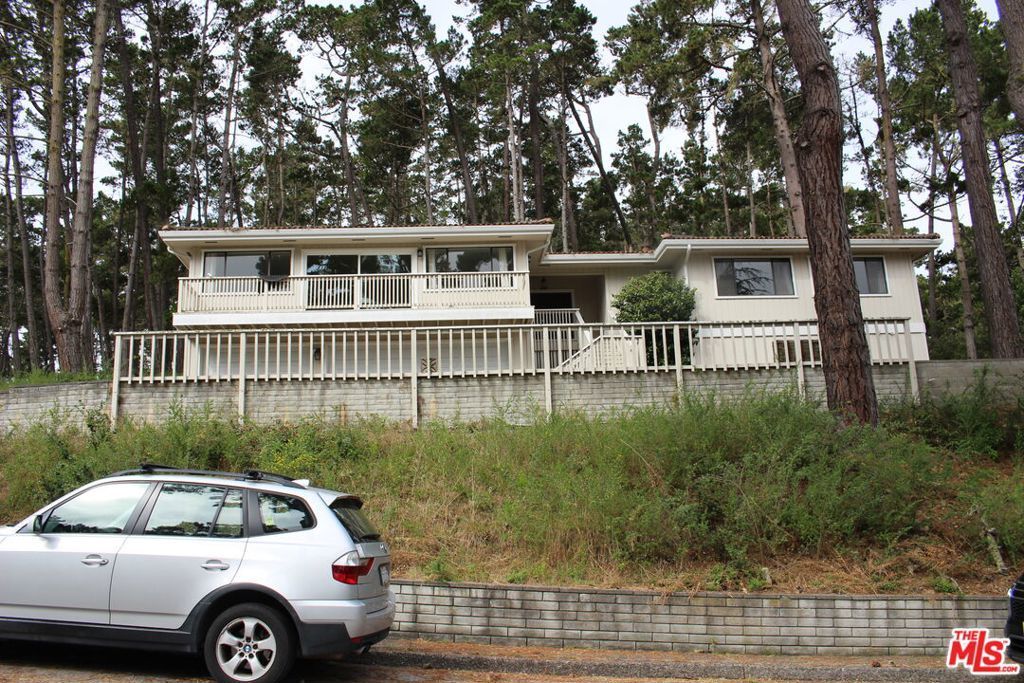 1 Greenwood Way, Monterey