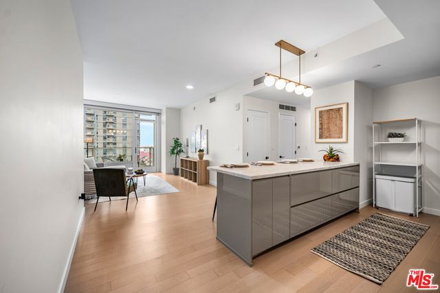 1050 S Grand Avenue # 1303, Los Angeles