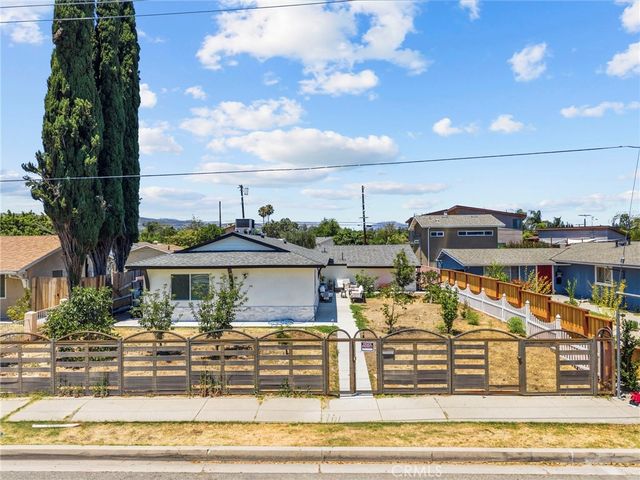23817 Victory Boulevard, West Hills