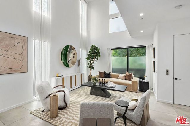 1349 1/2 N Gardner Street, Los Angeles