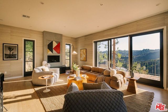 2591 Leicester Drive, Los Angeles