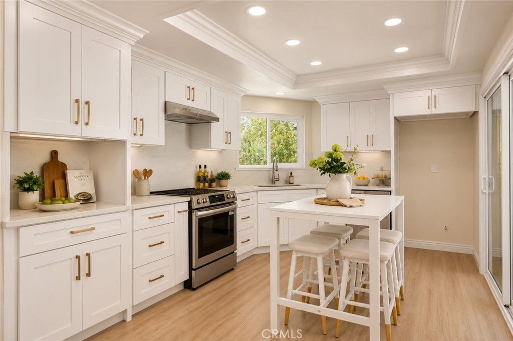 12 Blackswan, Irvine