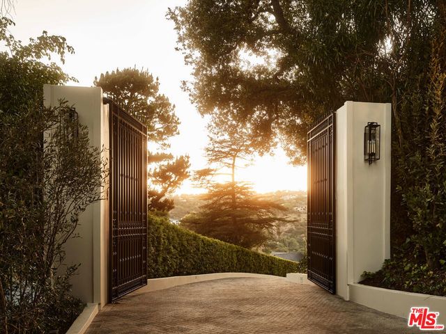 851 Strada Vecchia Road, Los Angeles
