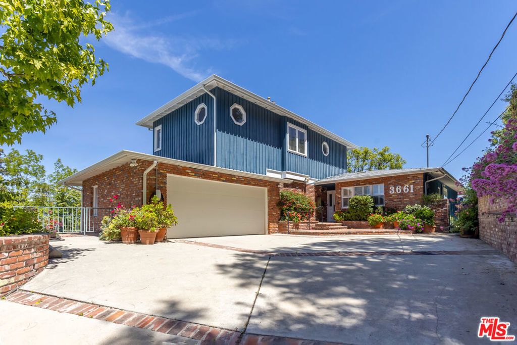 3661 Sunswept Drive, Studio City