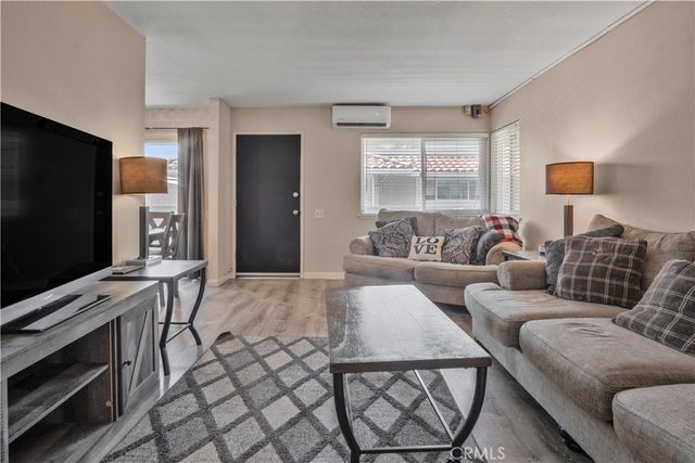2423 Deodar, Santa Ana