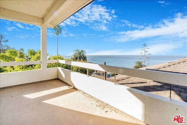 321 N Las Casas Avenue, Pacific Palisades