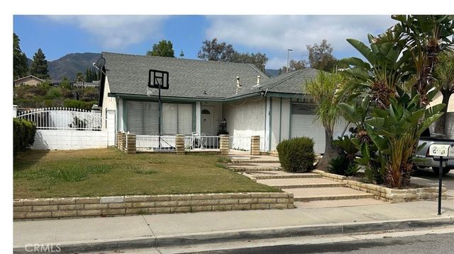1752 Fraser, Corona