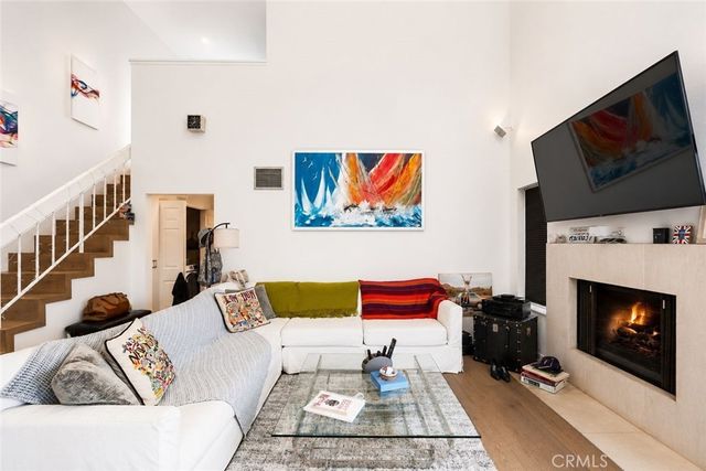 432 S Hamel Road # 302, Los Angeles