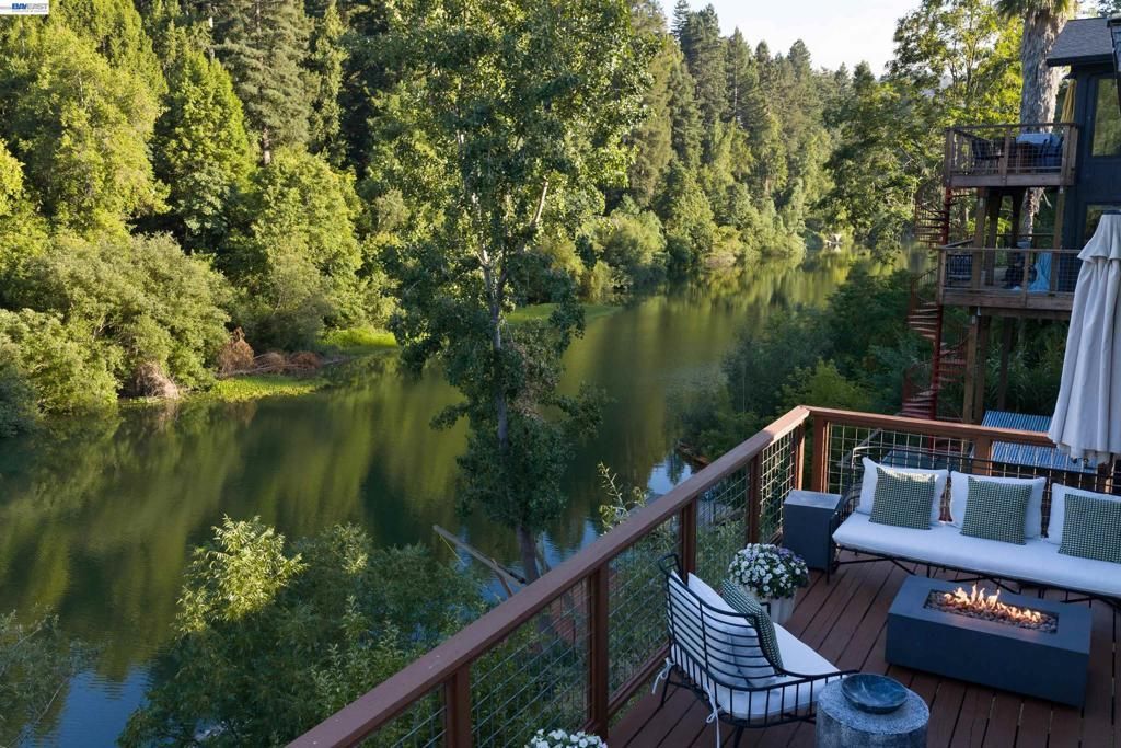 15573 Riverside Dr, Guerneville