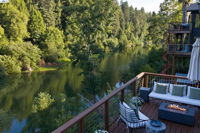 15573 Riverside Dr, Guerneville