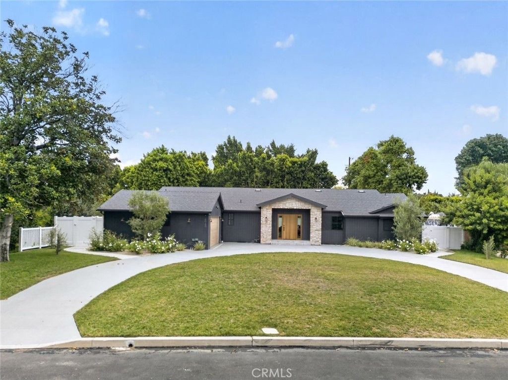 8960 Oak Park Avenue, Sherwood Forest