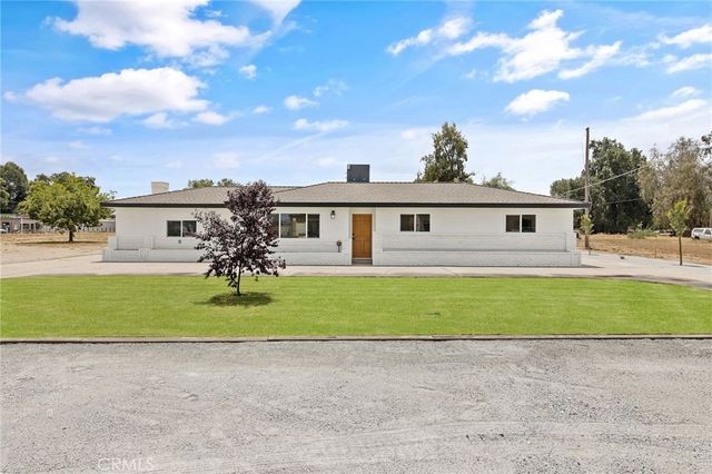 6125 E Mount Whitney, Laton