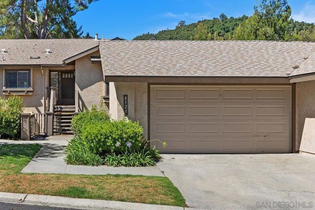 4123 Oak Island, Fallbrook