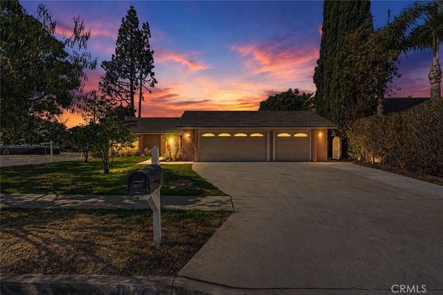 1077 Westpark, Corona