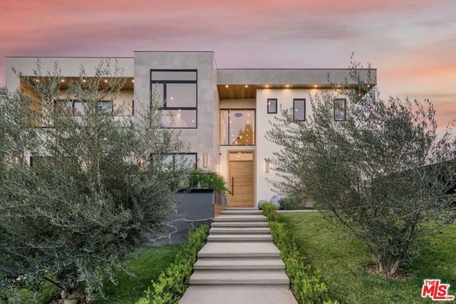 3951 Royal Oak Place, Encino