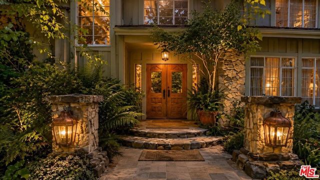 16201 Meadowcrest Road, Sherman Oaks