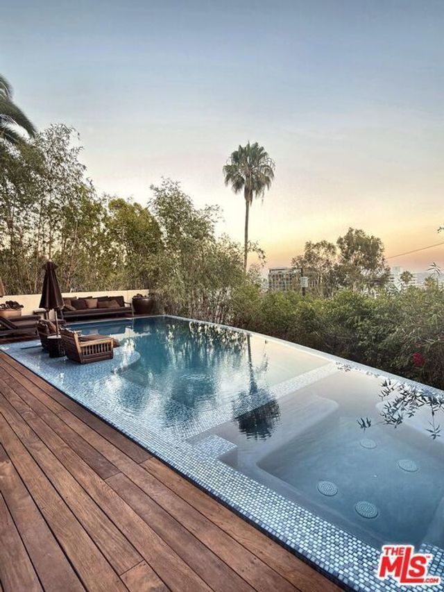 9140 St Ives Drive, Los Angeles