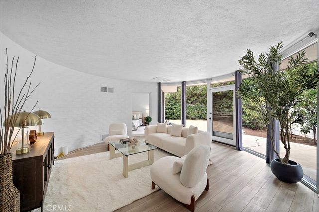 10540 W Olympic Boulevard, Los Angeles