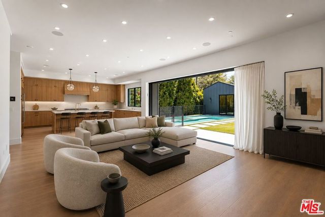 5347 Amigo Avenue, Tarzana