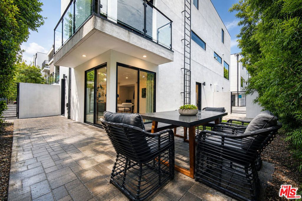 11614 Colfax Meadow Lane, Studio City