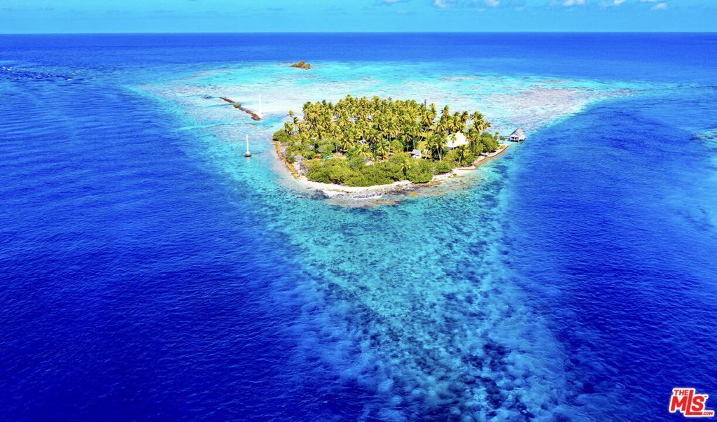 Motu Fara Island, French Polynesia, 