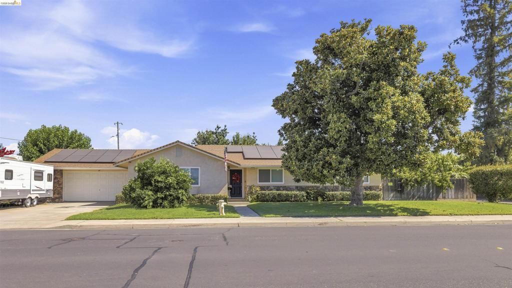 1042 Walnut St, Oakdale