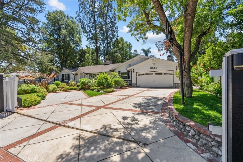 23352 Ostronic, Woodland Hills