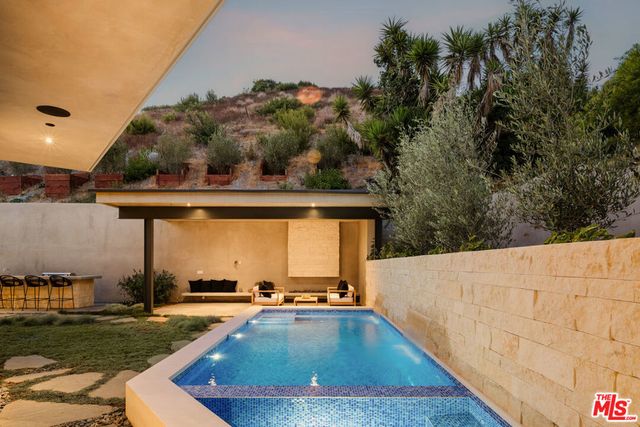 1205 Las Lomas Place, Pacific Palisades