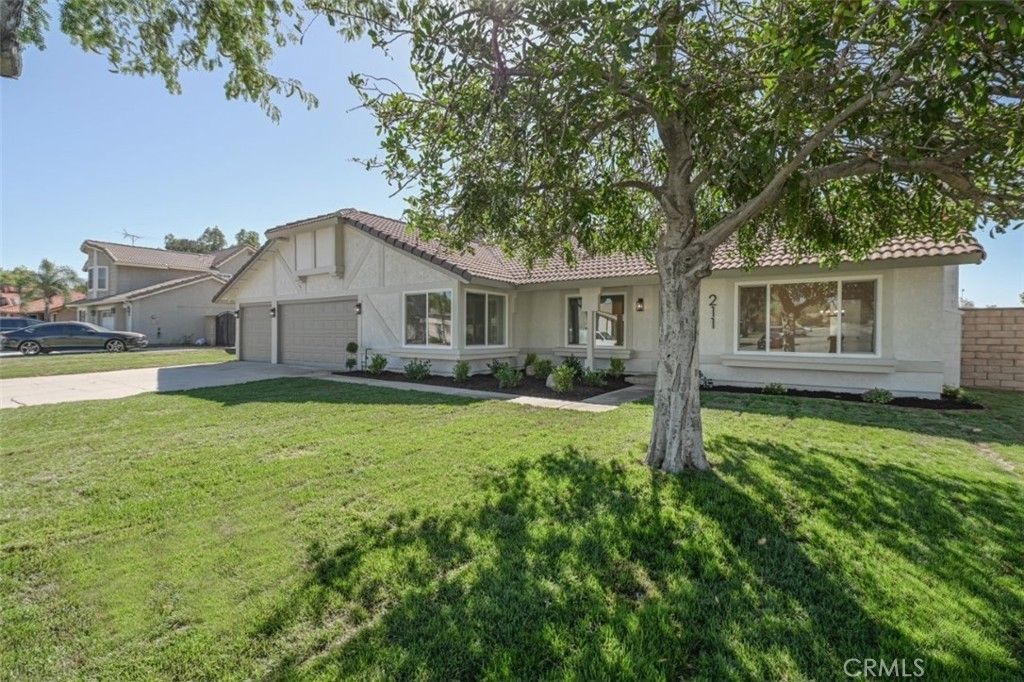 211 W Columbine Avenue, Rialto