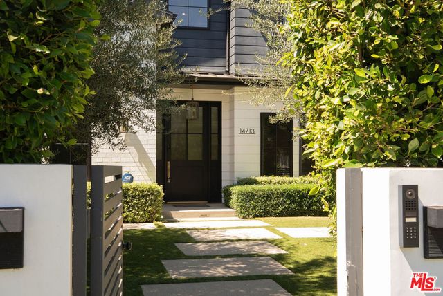 14713 Huston Street, Los Angeles