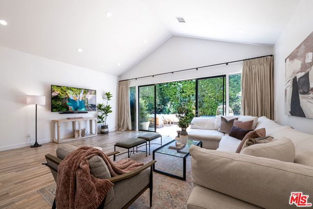 5919 Encino Avenue, Encino