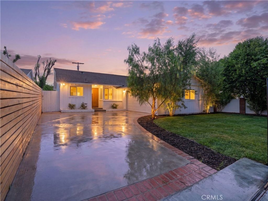 5141 Don Pio Drive, Woodland Hills