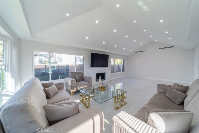 902 E Walnut Avenue, Burbank