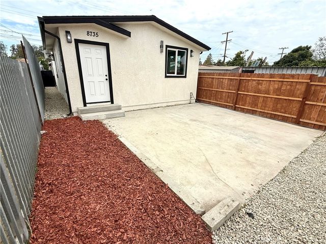 8735 Beach, Los Angeles