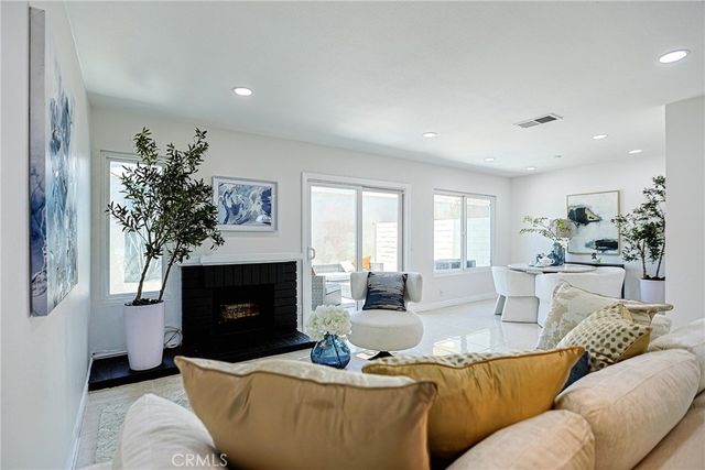 8 Fuchsia, Irvine