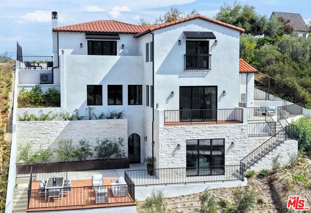 3072 Hollyridge Drive, Los Angeles