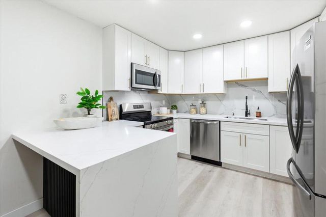 2700 Oak Road # 11, Walnut Creek