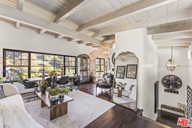 6335 Grape Place, Los Angeles