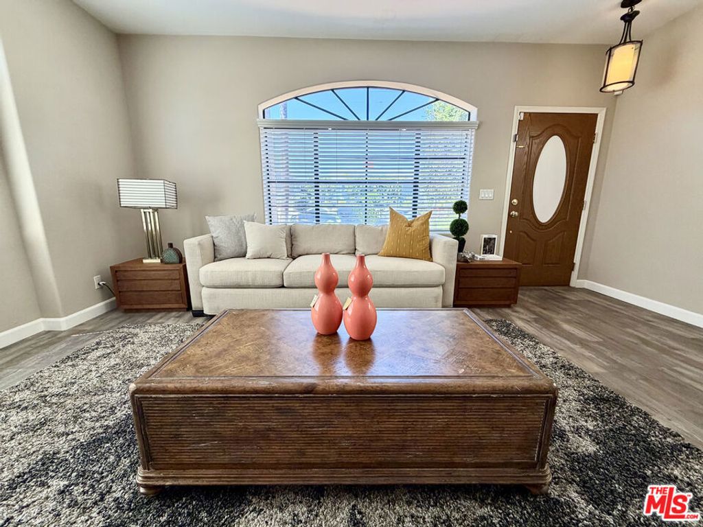 1403 W Santa Cruz Street, Los Angeles