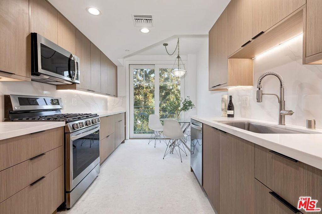 430 N Oakhurst Drive # 202, Beverly Hills