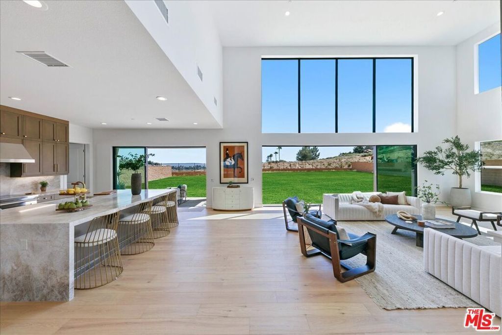 22810 Seaqua Circle, Chatsworth