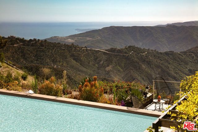 231 Loma Metisse Road, Malibu