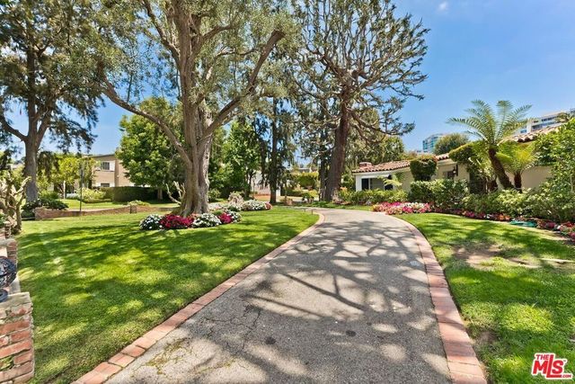 800 Warner Avenue, Los Angeles