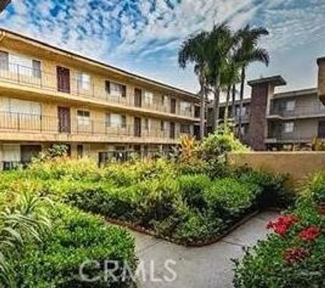8505 Columbus Avenue # 315, North Hills
