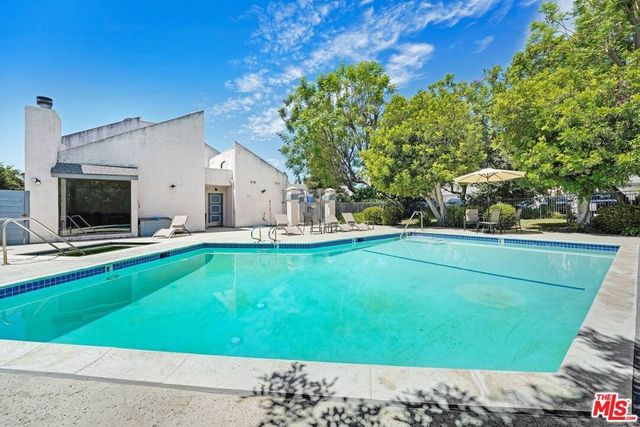21333 Lassen Street # 8b, Los Angeles