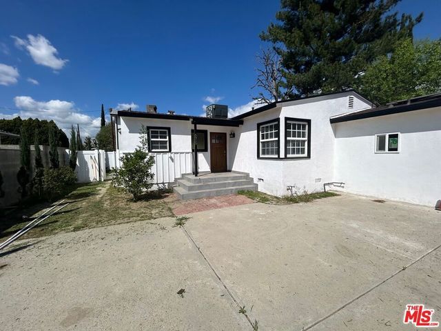 6915 Laramie Avenue, Winnetka