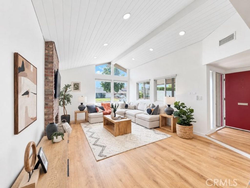 1517 E Riverview, Orange