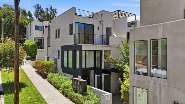 2160 Clifford, Los Angeles