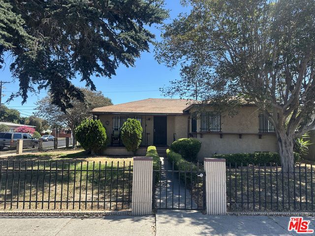 748 E Century Boulevard, Los Angeles